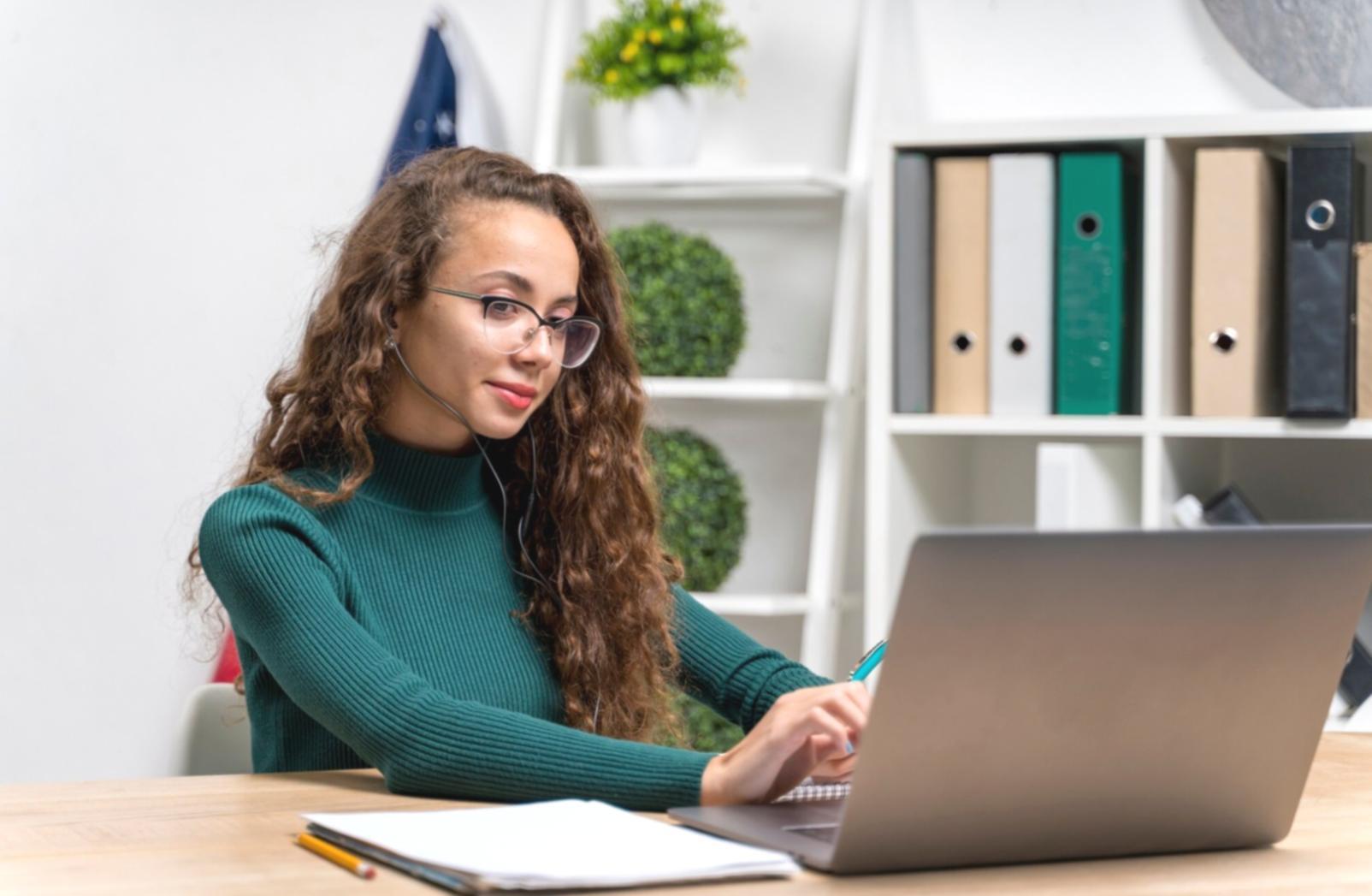 Moderne Finanz-Arbeitsumgebung mit digitalen Tools